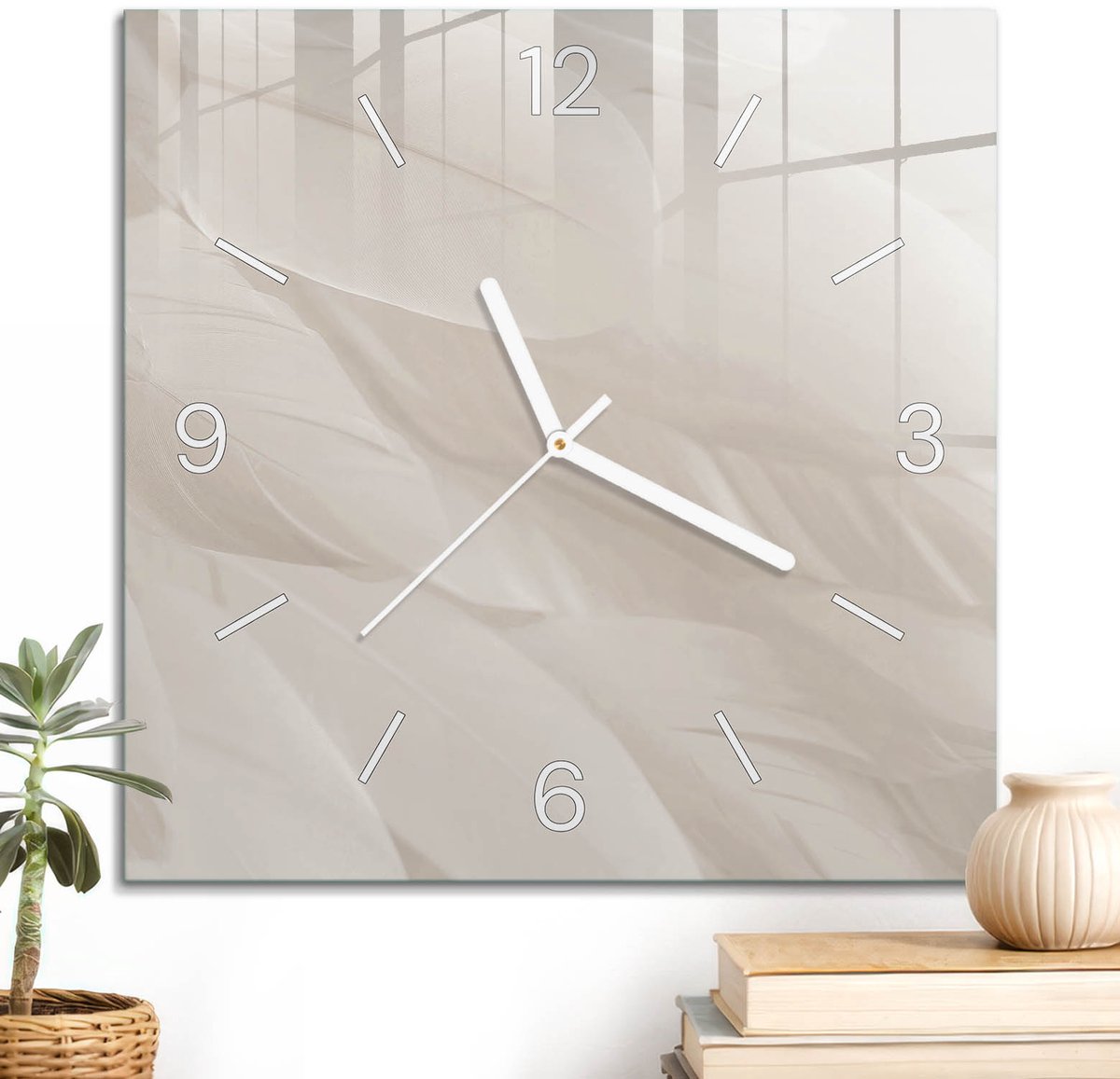 ArtPrintCave Beige Glazen Klok - 30x30 cm - Wandklok Vierkant - Veren Elegantie Unieke Klok - Natuur Stille Wandklok - Witte Klokwijzers