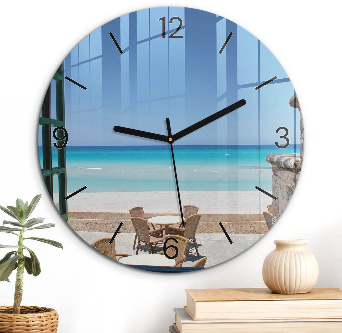 ArtPrintCave Blauw Glazen Klok - Wandklok 30 cm - Muurklok Rond - Uitzicht Op Het Strand Wandklok Keuken - Natuur Unieke Klok - Zwarte Klokwijzers