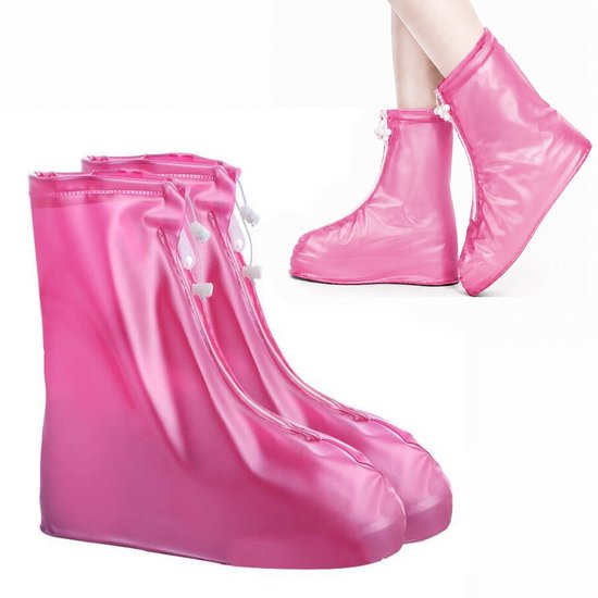 Paar roze schoenovertrekken met witte ritsen, op een witte achtergrond. Een tweede paar wordt gedragen door een persoon.