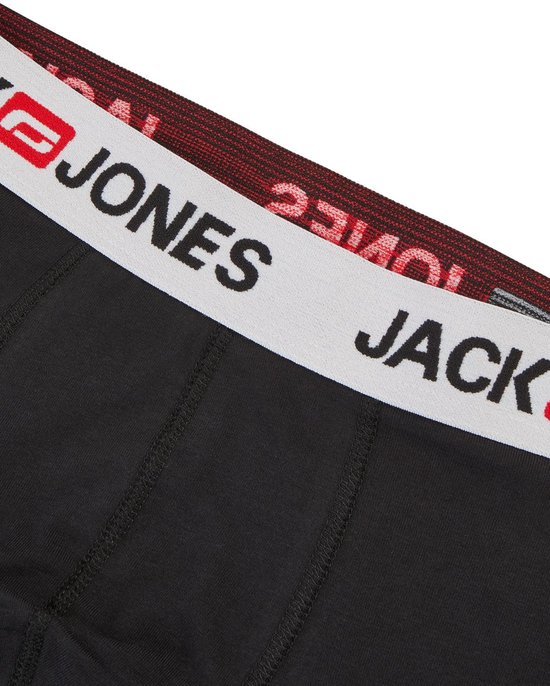 Close-up van een zwarte trunk met een elastische tailleband voorzien van JACK & JONES branding.