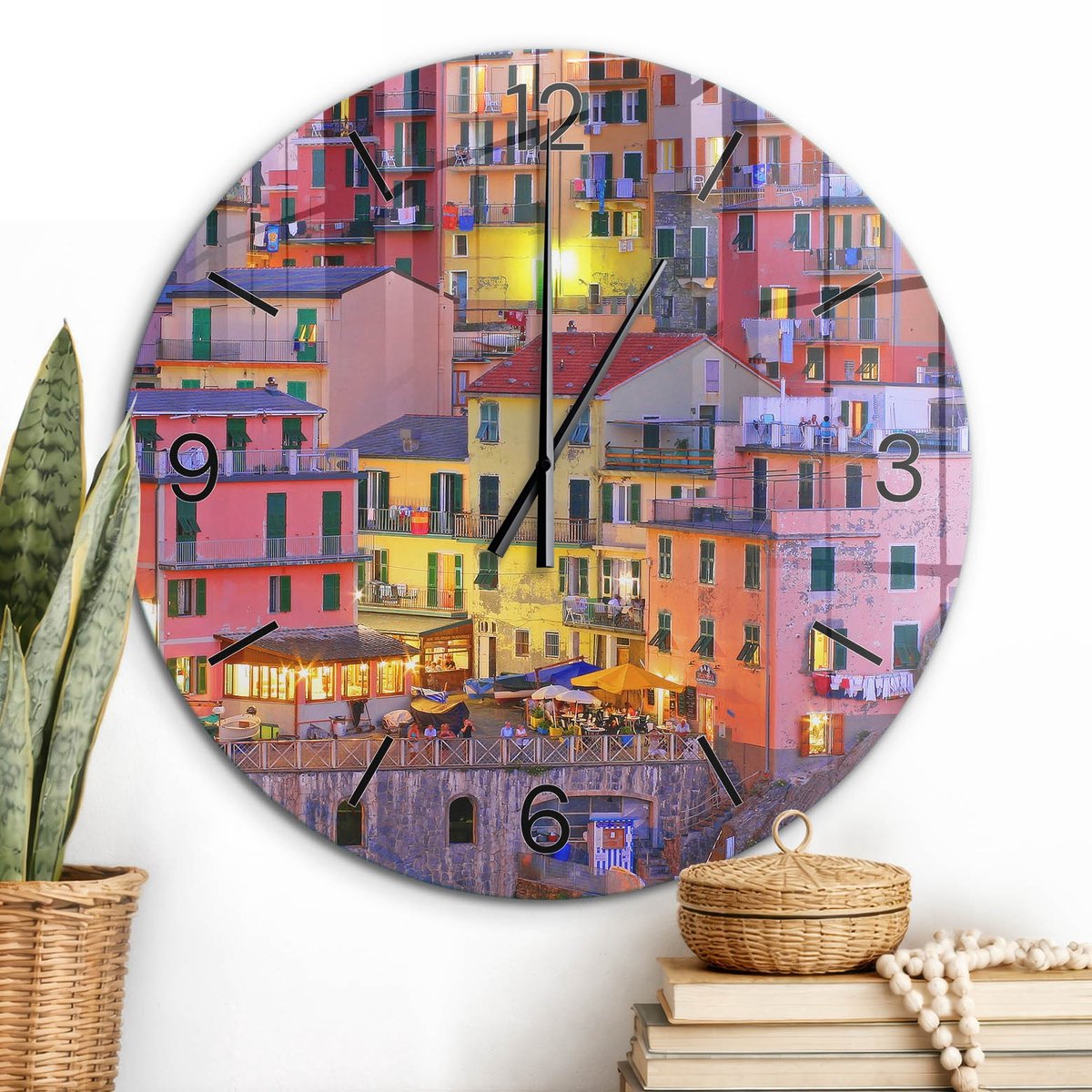 ArtPrintCave Oranje Glazen Klok - Wandklok 60 cm - Muurklok Rond - Kleurrijk Dorp Unieke Klok - Architectuur Stille Wandklok - Zwarte Klokwijzers