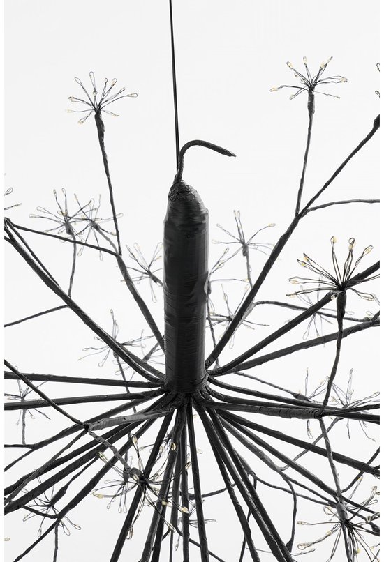 Structure métallique noire avec plusieurs branches, chacune se terminant par une étoile de LED blanc chaud.