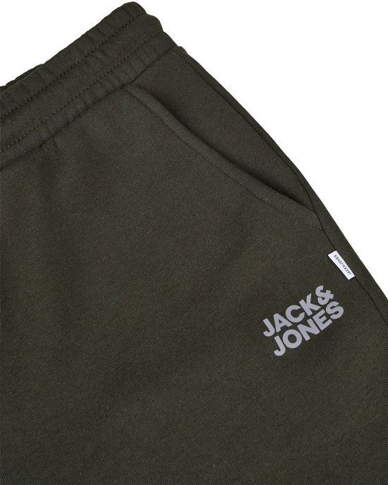 Close-up van de olijfgroene joggingbroek met Jack & Jones merklogo en zijzak.