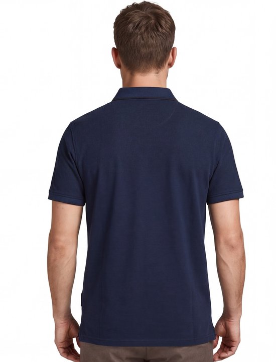 Achterkant van een marineblauw poloshirt met korte mouwen op een man, gecombineerd met een bruine broek.