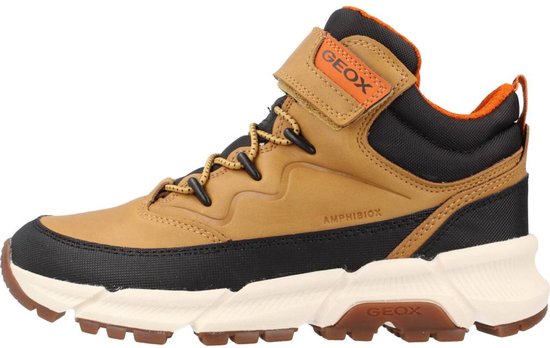 Bruine GEOX Amphibiox kinderschoen met oranje accenten, zwarte en witte zolen en klittenbandsluiting.