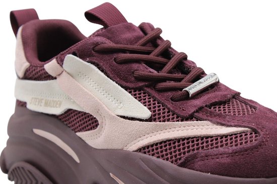 Bordeauxrode Steve Madden sneaker met suède overlays, mesh details en roze accenten op een dikke zool.