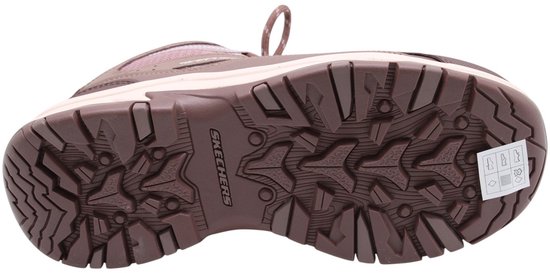 Bruine Skechers profielzool met diep noppenpatroon voor grip, gezien vanaf de onderkant.