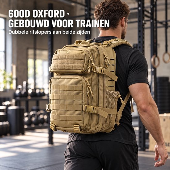 Man draagt een kakikleurige rugzak in een sportschool, gemaakt van 600D Oxford-stof met dubbele ritssluitingen.