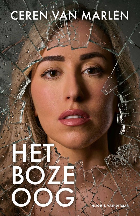 Boekomslag van Het boze oog door Ceren van Marlen met een vrouwelijk gezicht achter gebroken glas.