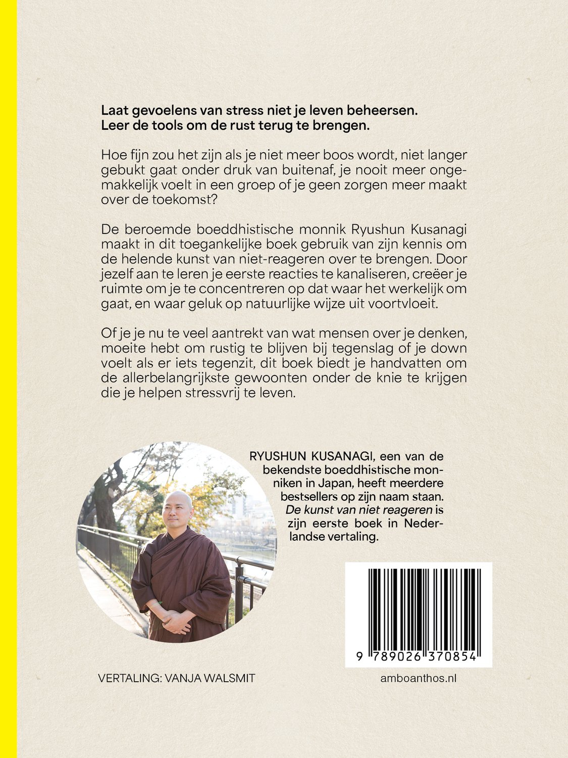 Achterkant van het boek 'De kunst van niet reageren' met een foto van monnik Ryushun Kusanagi en een barcode.