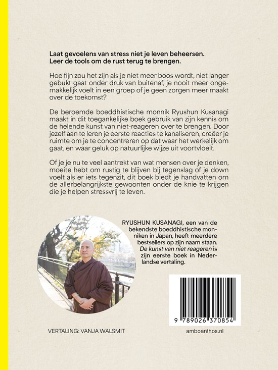 Achterkant van het boek 'De kunst van niet reageren' met een foto van monnik Ryushun Kusanagi en een barcode.