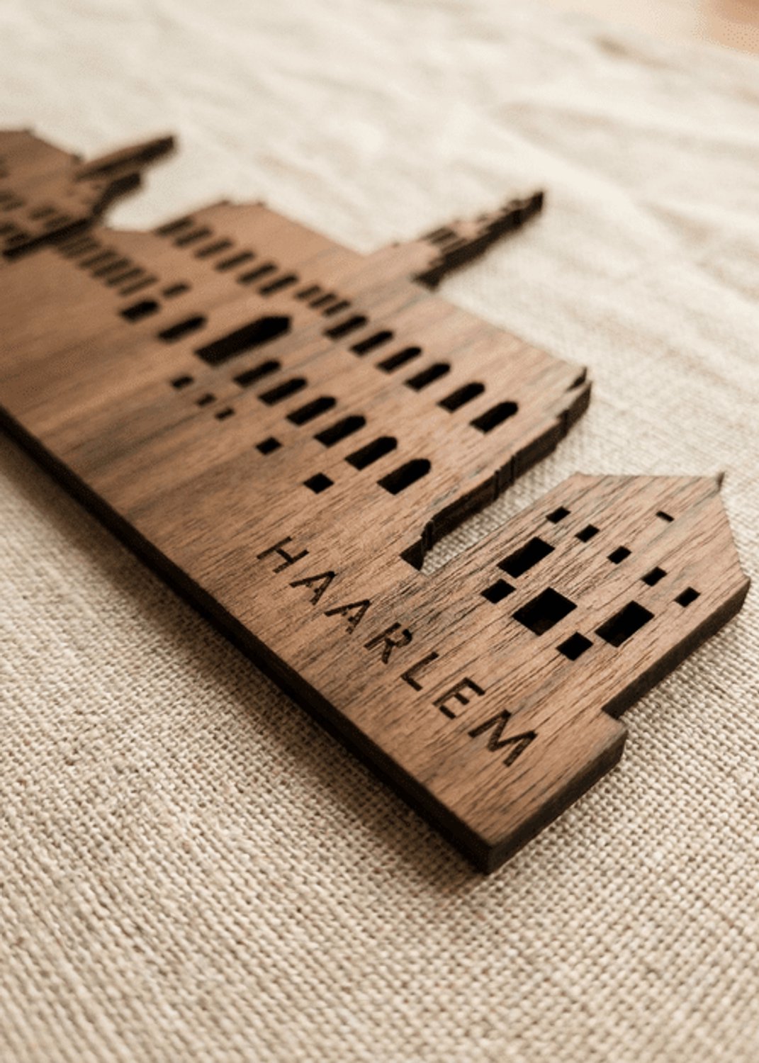 Houten Skyline Haarlem | Wanddecoratie voor aan de muur | Noten | 70 x 14 cm