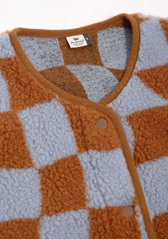 Detail van de halslijn van de Alwero bodywarmer met bruine bies en het Alwero-label in maat M.