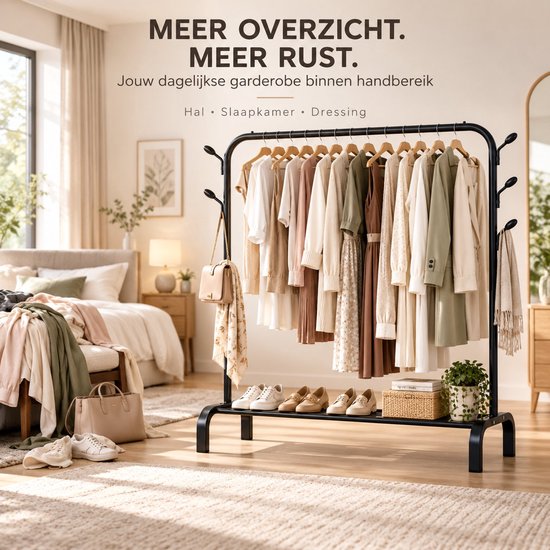 Stijlvol zwart metalen kledingrek in een slaapkamer, met kleding aan hangers, schoenen en decoratieve plant.