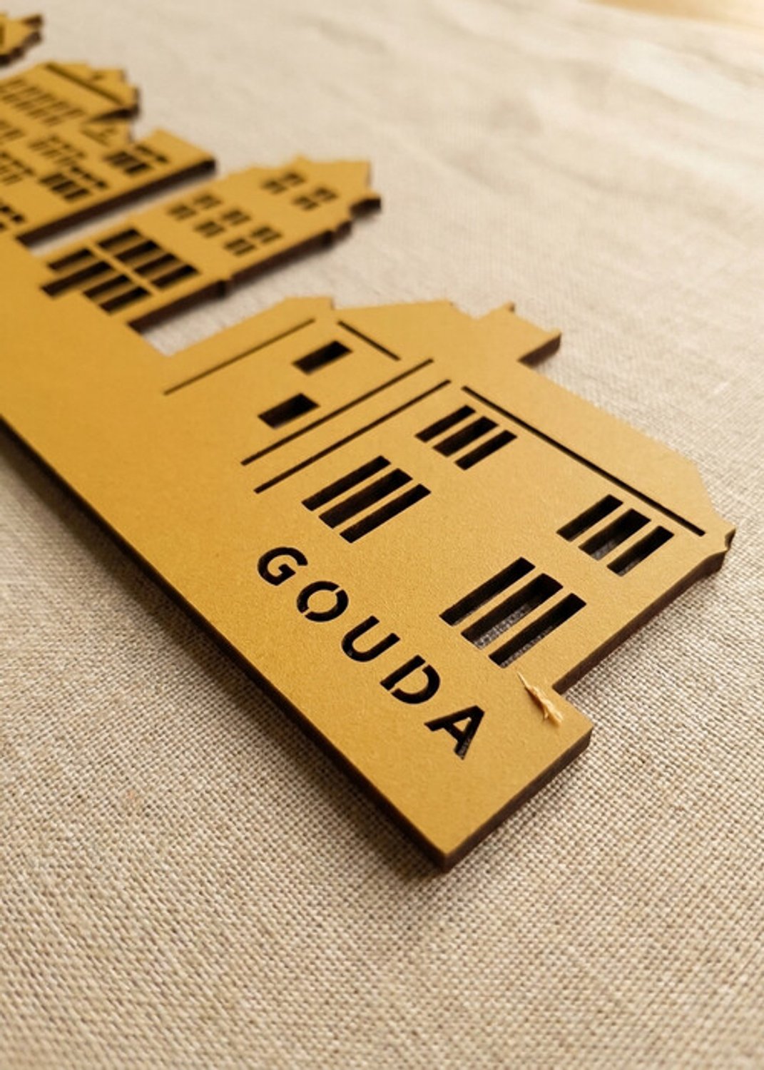 Houten Skyline Gouda | Wanddecoratie voor aan de muur | Geel MDF | 70 x 13 cm