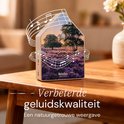Melodiez geluidshuisje op houten tafel met lavendelprint en zwevende muzieknoten voor geluidskwaliteit.
