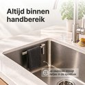 Vaatdoekhouder in spoelbak voor snelle toegang; de doek hangt netjes en hygiënisch binnen handbereik.