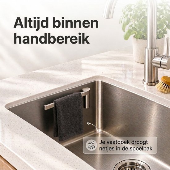 Vaatdoekhouder in spoelbak voor snelle toegang; de doek hangt netjes en hygiënisch binnen handbereik.