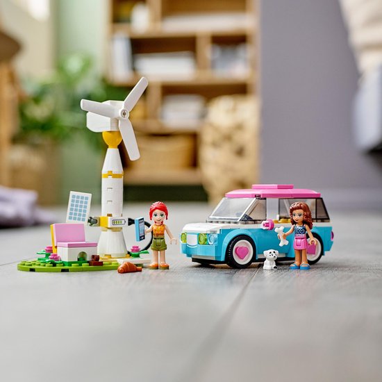 LEGO Friends-set: windmolen, zonnepanelen, stoel met hondje, turquoise auto met roze dak en twee poppetjes.