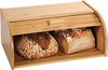 Boîte à pain en bambou avec volet roulant, contenant un pain rond aux graines et un pain carré.