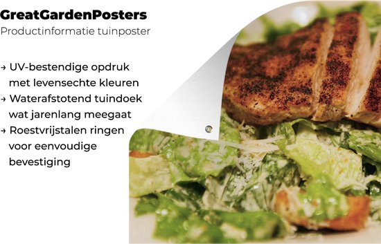 Tuinposter 90x60 cm - Tuindecoratie Close-up van een caesar salade met gegrilde kip - Poster voor in de tuin - Buiten decoratie - Schutting tuinschilderij - Tuindoek muurdecoratie - Wanddecoratie balkondoek