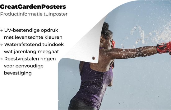 Tuinschilderij Een donkergetinte vrouw deelt een klap uit als bokser - 80x60 cm - Tuinposter - Tuindoek - Buitenposter