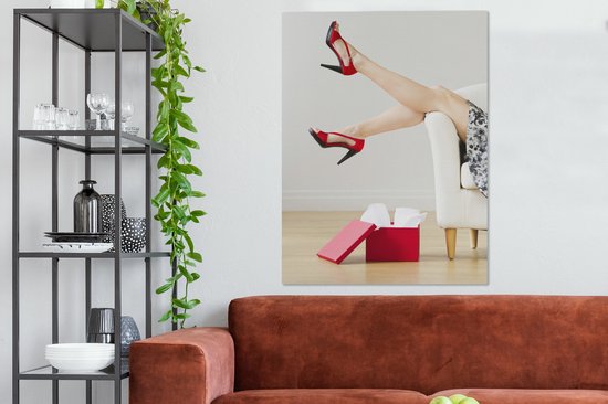 Canvas Schilderij Vrouw draagt rode schoenen met hoge hakken - 90x120 cm - Wanddecoratie