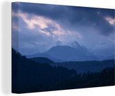 Canvas Schilderij Donkere lucht boven de bergen in het Nationaal park Triglav in Slovenië - 90x60 cm - Wanddecoratie