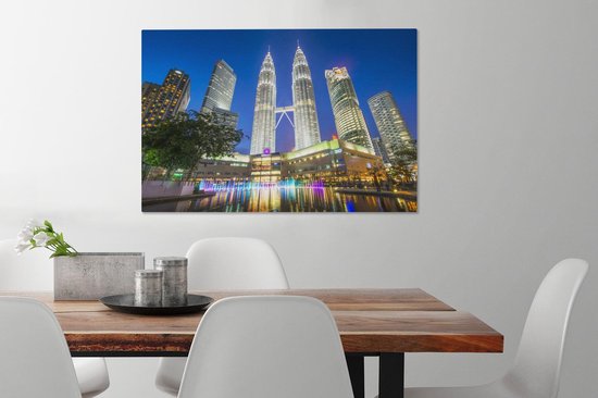 Les Tours Petronas illuminées en soirée Toile 60x40 cm - Tirage photo sur toile (Décoration murale salon / chambre)