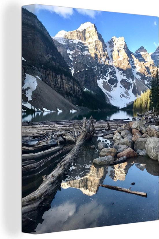 Canvas Schilderij Moraine Lake weerspiegeld de bergen in Canada - 60x80 cm - Wanddecoratie