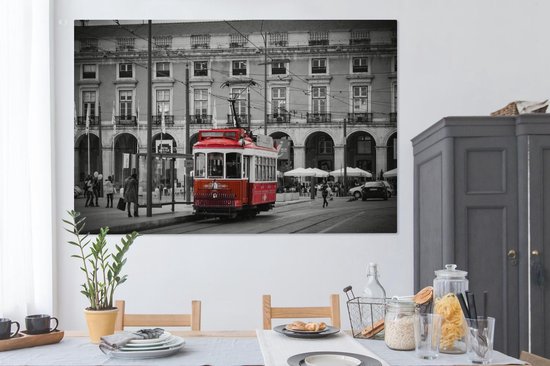 Canvas schilderij 150x100 cm - Wanddecoratie Zwart-wit foto met een rode tram - Muurdecoratie woonkamer - Slaapkamer decoratie - Kamer accessoires - Schilderijen