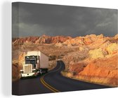 Canvas Schilderij Vrachtwagen rijdt in een schitterende omgeving - 90x60 cm - Wanddecoratie