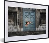 Fotolijst incl. Poster - Dansende ballerina voor een deur - 40x30 cm - Posterlijst