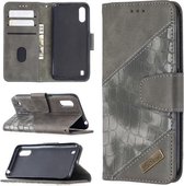 Voor Samsung Galaxy A01 Bijpassende kleur Krokodiltextuur Horizontale flip PU lederen tas met portemonnee & houder & kaartsleuven (grijs)