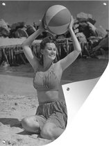 Tuin decoratie Vintage vakantiefoto van een vrouw met een strandbal in zwart-wit - 30x40 cm - Tuindoek - Buitenposter