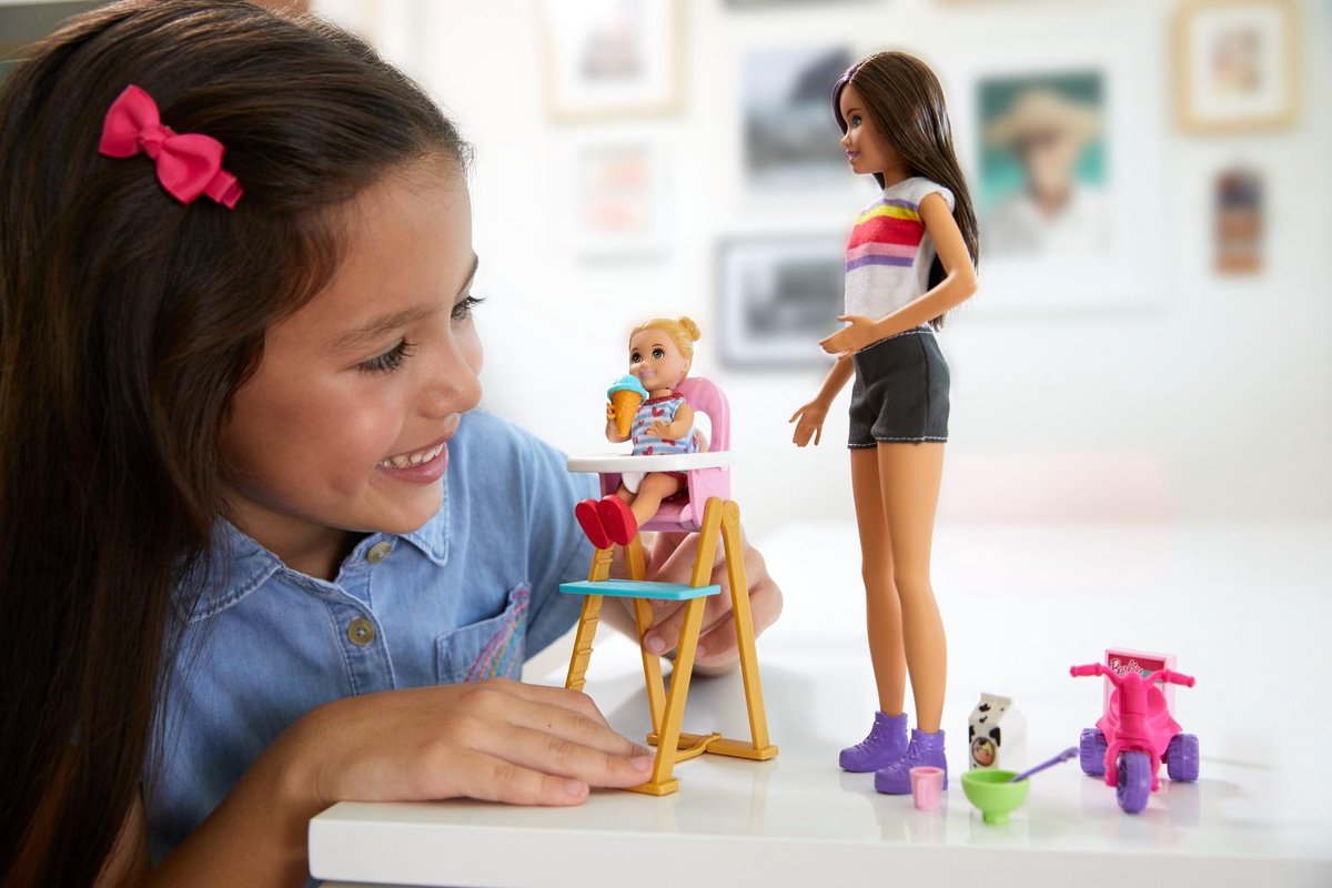 Barbie Skipper Babysitters Speelset - Blonde Pop 23 Cm Met Babypop, Fles, Potje En Accessoires, Rollenspel Voor Kinderen Van 3-7 Jaar