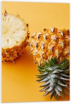 Forex - Opengesneden Ananas met Gele Achtergrond - 60x90cm Foto op Forex