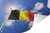 Tuindecoratie De vlag van België wappert in de lucht - 60x40 cm - Tuinposter - Tuindoek - Buitenposter