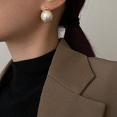 Geometrische statement oorbel met 2 halve parels - een paar - 18k goud verguld - hoge kwaliteit
