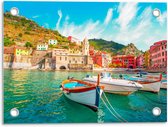 Tuinposter – Vissersboot aan Berg in Italië  - 40x30cm Foto op Tuinposter  (wanddecoratie voor buiten en binnen)
