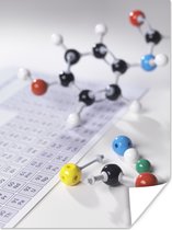 Moleculair model naast periodiek systeem poster 30x40 cm - klein - Foto print op Poster (wanddecoratie woonkamer / slaapkamer)