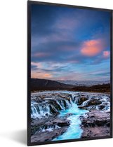 Fotolijst incl. Poster - Gloeiende wolken boven de waterval bij de Geysir in Europa - 20x30 cm - Posterlijst