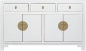 Gesloten witte dressoir met drie lades en vier deuren, met messing beslag.