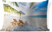 Buitenkussens - Tuin - Strandstoelen en een parasol op een tropisch strand - 60x40 cm