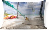 Sierkussen Hangmat op het strand voor buiten - Hangmat op een afgelegen strand - 60x40 cm - rechthoekig weerbestendig tuinkussen / tuinmeubelkussen van polyester