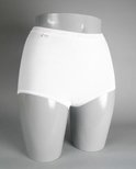 Witte midi slip op een paspop, met kanten randje aan tailleband en beenopeningen.