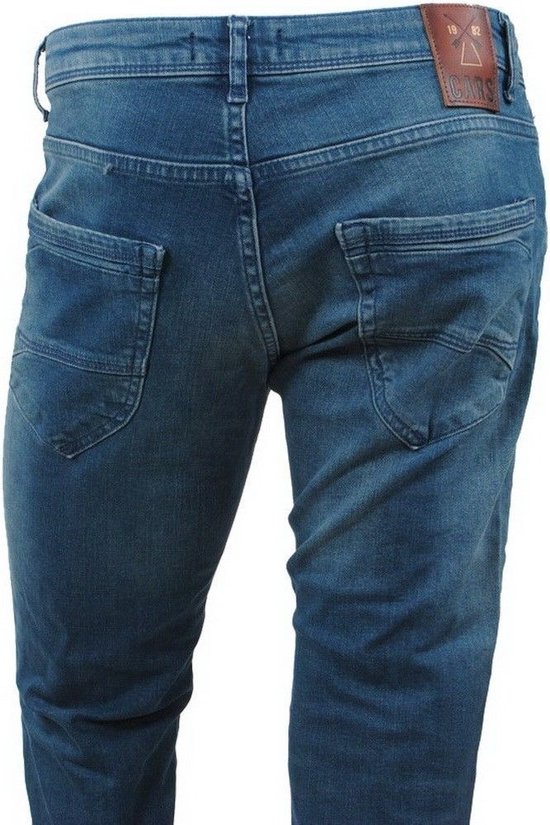 Close-up van de achterkant van een donkerblauwe spijkerbroek met logo patch.