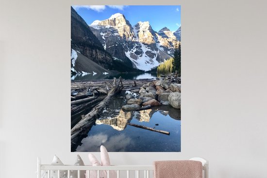Sticker Muursticker Moraine Lake - Moraine Lake reflète les montagnes au Canada - 90x120 cm - film adhésif autocollant - sticker mural repositionnable