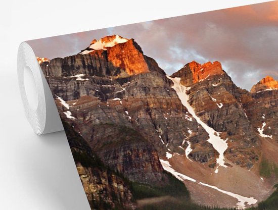 Papier peint photo en vinyle - Le lac Moraine nord-américain lors d'un lever de soleil au Canada largeur 330 cm x hauteur 220 cm - Tirage photo sur papier peint (disponible en 7 tailles)