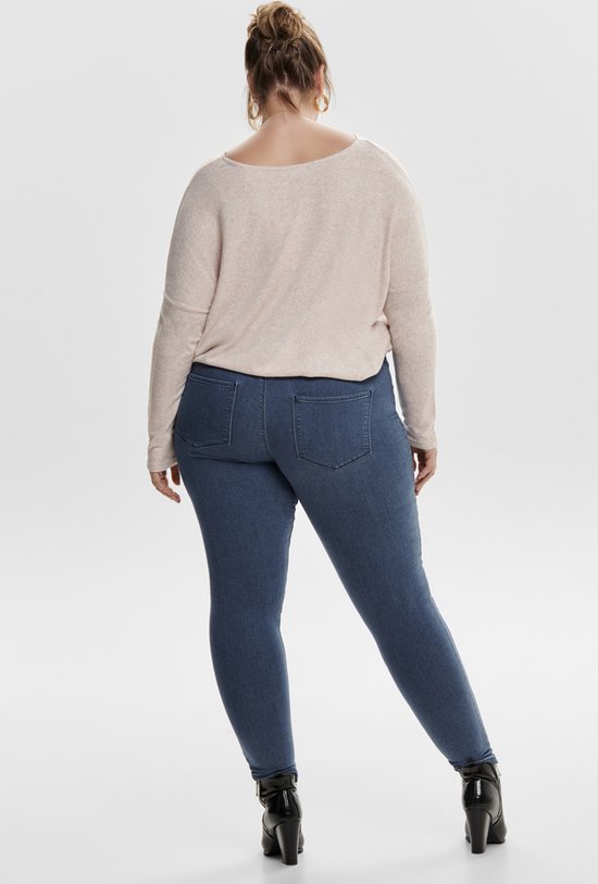 Model van achteren gezien, draagt een lichtroze trui en een spijkerbroek met hoge taille in donkerblauw denim.